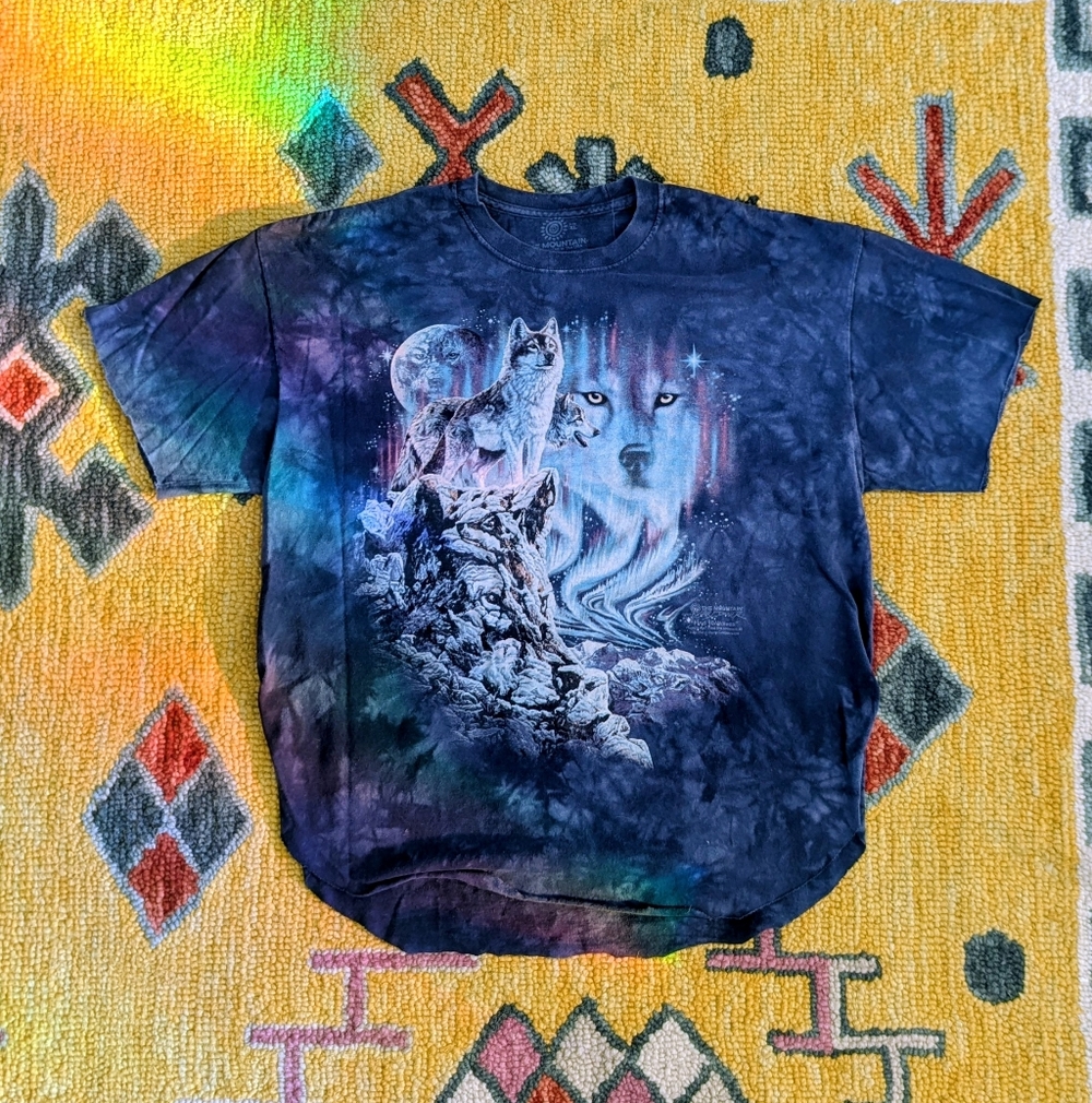 The Mountain - Hidden Wolf Aurora - Cropped Tee